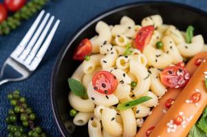 macaroni frit et saucisse dans une poêle photo