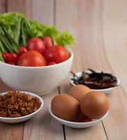 oignons frits, poivrons, œufs, tomates, salade et oignon nouveau photo