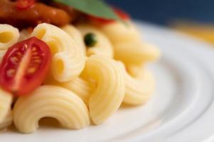 macaronis sautés à la tomate, piment, graines de piment et basilic photo