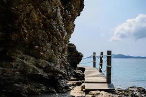 roches sur une plage en thaïlande photo
