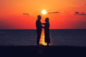 deux personnes au coucher du soleil photo