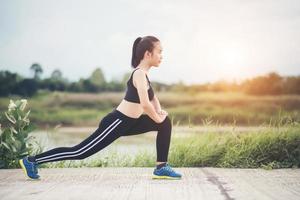 Jeune femme en bonne santé se réchauffant à l'extérieur pour la formation photo