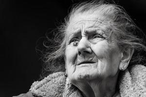 femme ridée très vieille et fatiguée à l'extérieur photo