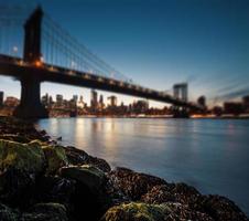 pont de manhattan flou la nuit photo