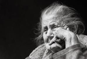 femme ridée très vieille et fatiguée à l'extérieur photo