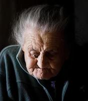 très vieille femme fatiguée photo