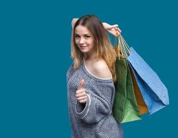 vendre. jeune femme avec des sacs à provisions photo