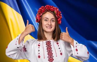 jeune fille dans le costume national ukrainien photo