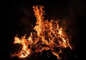 flammes de feu de joie la nuit photo