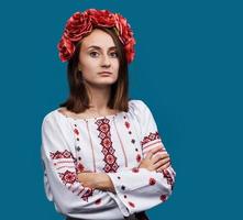 jeune fille dans le costume national ukrainien photo