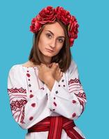 jeune fille dans le costume national ukrainien photo