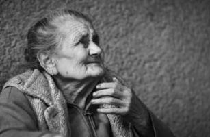 femme ridée très vieille et fatiguée à l'extérieur photo