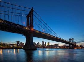 Pont de Manhattan dans la nuit photo