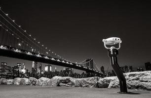 Pont de Manhattan dans la nuit photo