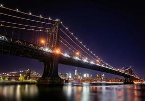 Pont de Manhattan dans la nuit photo