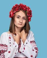 jeune fille dans le costume national ukrainien photo