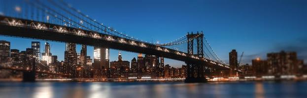 horizon de manhattan et pont de manhattan la nuit photo