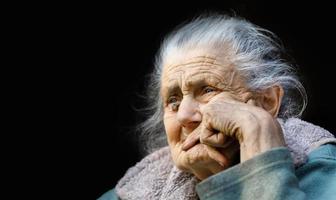 portrait d'une très vieille femme ridée photo