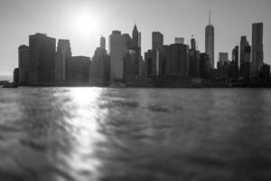 panorama de la ville de new york en soirée photo