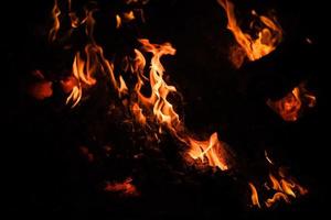flammes de feu de joie la nuit photo