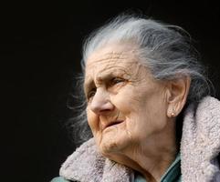 portrait d'une très vieille femme ridée photo