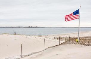 drapeau américain sur le point venteux photo