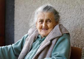 portrait d'une très vieille femme ridée photo