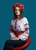 jeune fille dans le costume national ukrainien photo