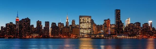 panorama de la ville de new york en fin de soirée photo