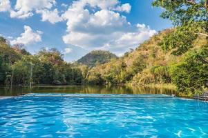 piscine au bord de la forêt tropicale aux beaux jours du complexe tropical photo