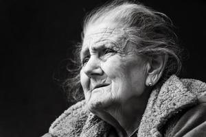 femme ridée très vieille et fatiguée à l'extérieur photo