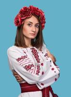 jeune fille dans le costume national ukrainien photo