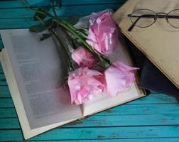 roses roses et livres sur bois rustique photo