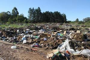 décharge avec des déchets humains qui contaminent l'environnement photo