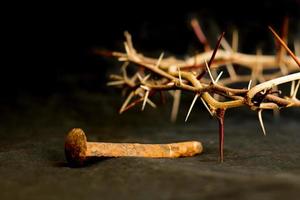 couronne d'épines et de clous symboles de la crucifixion chrétienne à pâques photo