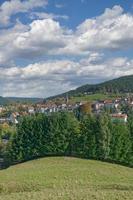 village populaire de baiersbronn près de freudenstadt en forêt noire, allemagne photo