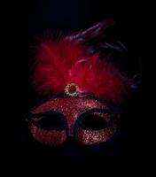 masque de symbole de carnaval de couleur rouge doré avec des plumes photo