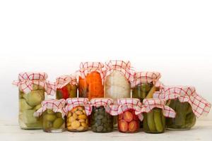 variété de bocaux avec pickles de légumes bio photo