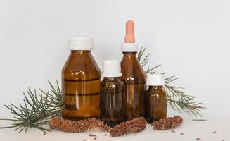 bouteilles d'huile de cèdre. concept d'aromathérapie et de cosmétiques naturels photo
