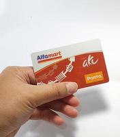 ouest de java, indonésie en juillet 2022. photo isolée d'une main tenant une carte de fidélité, carte-cadeau alfa.