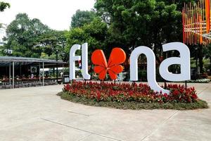 jakarta, indonésie en août 2022. visiteurs amoureux de la flore et de la faune visitant l'exposition flona 2022 au champ de banteng dans le centre de jakarta. photo