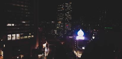 Osaka, Japon en juillet 2019. Vue nocturne de la ville d'Osaka ou "la cuisine de la nation", à partir de différentes hauteurs et angles à bord de la grande roue Hep Five photo