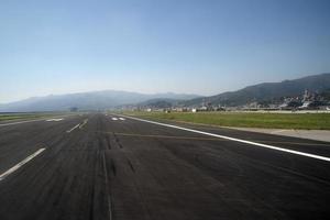 Vue sur la piste du terminal de l'aéroport de Gênes photo