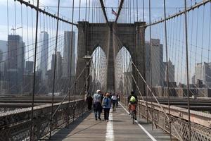 new york, usa, 2 mai 2019 - pont de brooklyn plein de touristes photo