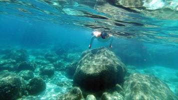 vue sous-marine de l'eau cristalline de la sardaigne pendant la plongée photo