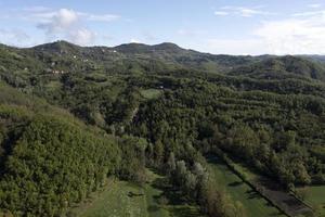 borghetto di borbera pemonte italie village vue aérienne panorama champs cultivés photo