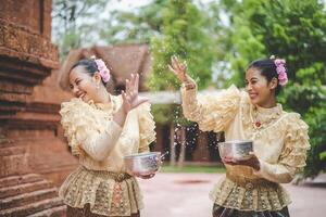 portrait de belles femmes au festival de songkran avec costume traditionnel thaïlandais photo