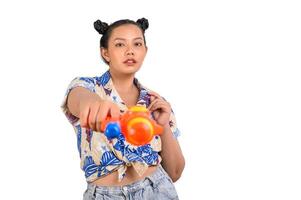 portrait jolie femme au festival de songkran avec pistolet à eau photo