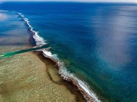 vagues de rarotonga sur le récif polynésie île cook paradis tropical vue aérienne photo