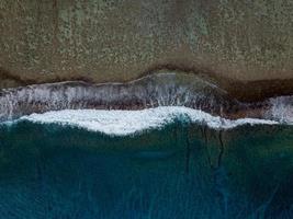 vagues de rarotonga sur le récif polynésie île cook paradis tropical vue aérienne photo